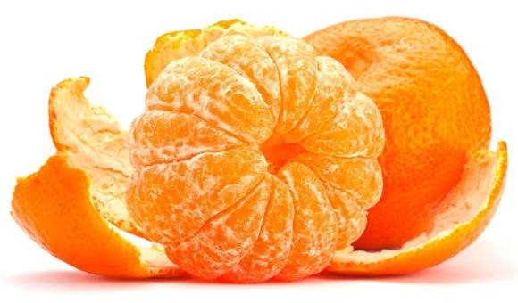 귤 껍질에는 다양한 건강 효능이 있다. 사진은 껍질을 벗긴 귤. [사진=X 갈무리]