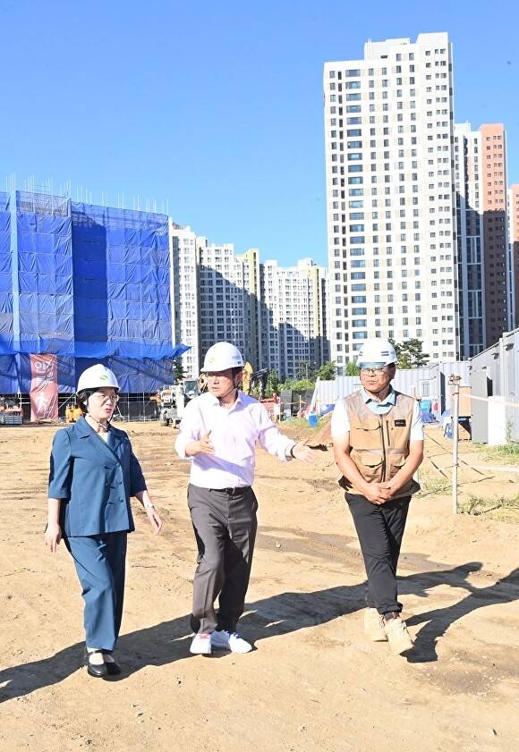 지난 11일 이현재 하남시장(왼쪽 두 번째)과 오성애 광주하남교육지원청 교육장(왼쪽 첫 번째)이 미사5중(가칭 한홀중) 현장을 점검하고 있다. [사진=하남시]