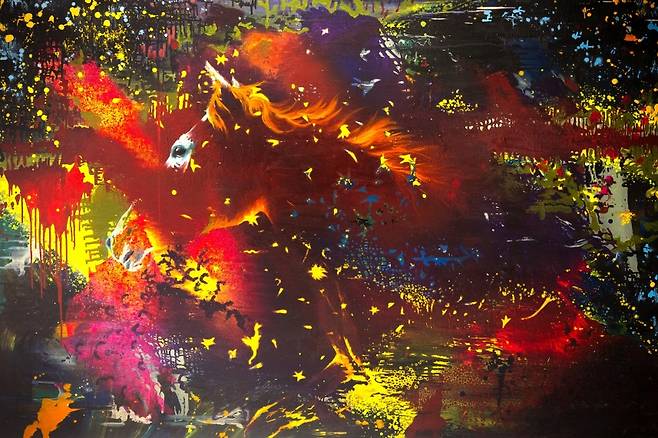 전기숙 작가의 회화. 말의 형상을 휘감은 격렬한 색채가 불꽃과 별빛으로 흩어진다. 화면 전체를 흔드는 원초적 리듬. 이미지가 아닌, 에너지의 폭발이다.