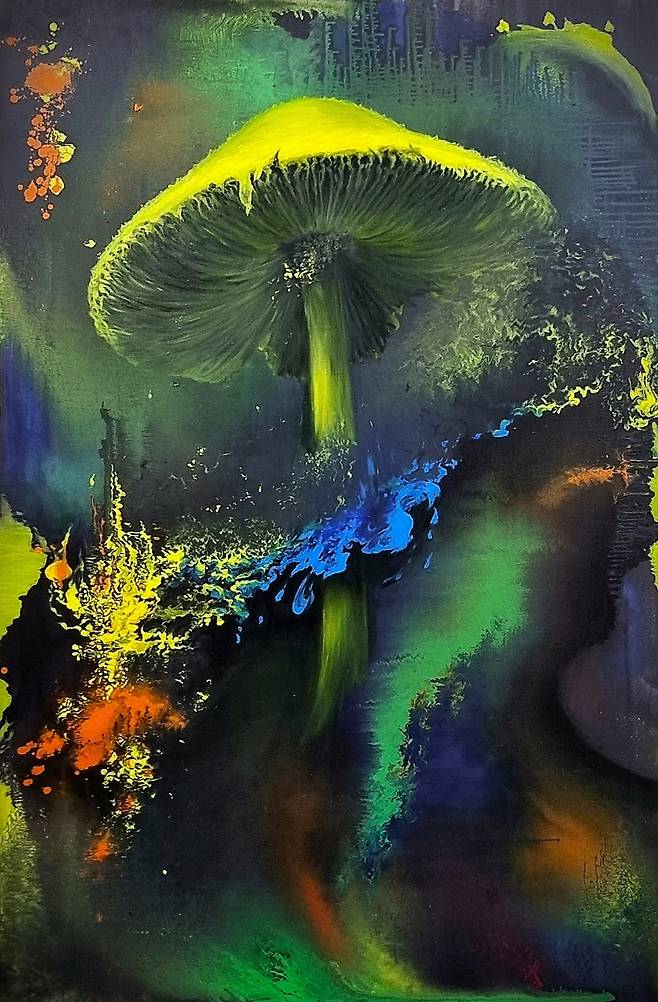 전기숙 작가의 회화. 버섯이라는 짧은 생애의 정의는 캔버스 위에서 우주적 스케일로 확장한다. 미시적 존재가 거대한 생명의 흐름으로 치환되는 전환의 장면이다.