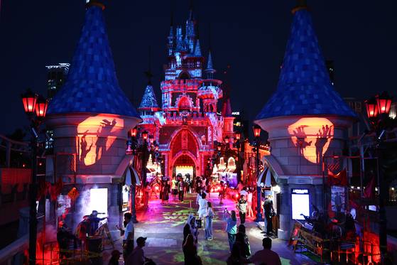 롯데월드 가을 호러 축제의 여러 풍경. 호러 풍으로 변모한 매직캐슬. 김종호 기자