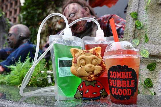 호러 축제 인기 먹거리 3종. ‘블러드 에이드’ ‘좀비 로티빵’ ‘좀비 블러드 버블샷’. 김종호 기자