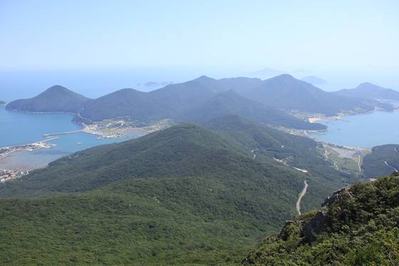 가라산 남쪽으로 능선이 이어지고, 멀리 망산이 바다를 지키고 있다.