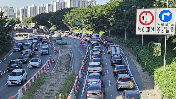 10일 오전 서울 양천구 서부간선도로 오목교 지하차도 앞 모습. 지하차도가 통제되자 신호를 대기하는 차량이 길게 늘어서 있다. 김민욱 기자