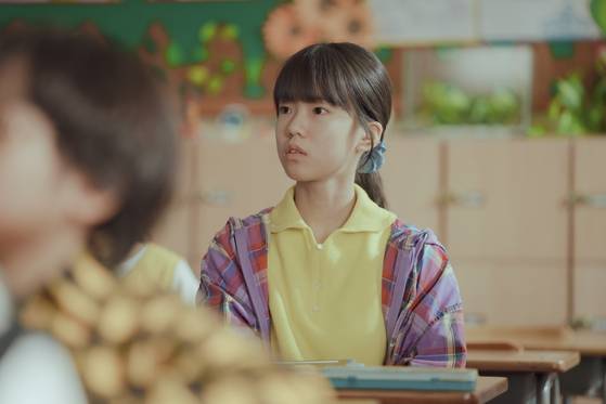 가난한 어린 시절을 보냈지만 밝고 당당하며 솔직한 아이 은중은 완벽해보이는 상연이 부럽다. 사진 넷플릭스