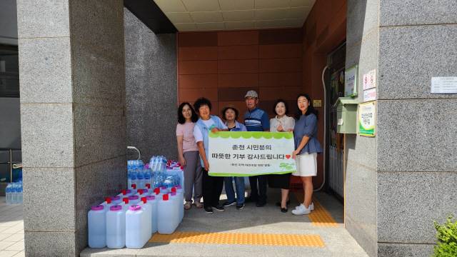 ▲ 10일 방두만씨 부부와 조규래 춘천 정족1리 부녀회장에게 물을 전달 받은 강릉 가정 어린이집 원장들이 감사한 마음에 인증사진을 찍었다.  독자 제공