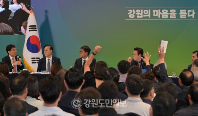 ▲ 김진태 강원도지사가 12일 강원도 춘천시 강원창작개발센터에서 열린 네 번째 타운홀 미팅 ‘강원의 마음을 듣다’에서 이재명 대통령의 질문에 답변하고 있다.김정호 기자