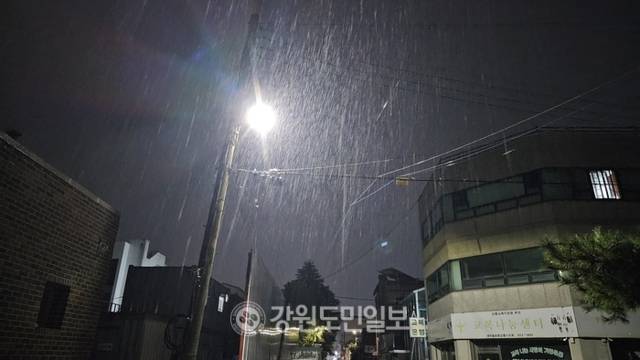▲ 강릉에 12일 밤부터 학수고대하던 비가 내리기 시작했다. 최동열