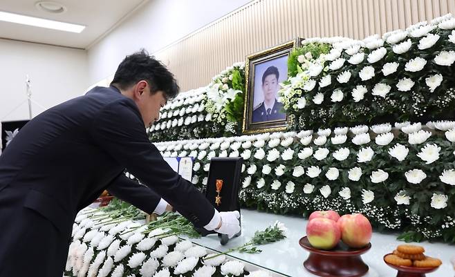 ▲ 강훈식 대통령비서실장 12일 인천 동구의 한 장례식장에 마련된 해양경찰관 고(故) 이재석 경사 빈소를 찾아 훈장을 추서하고 있다 [연합뉴스]