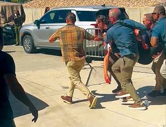 < 실려가는 커크 > 찰리 커크 터닝포인트USA 창립자가 10일(현지시간) 총격당한 뒤 보안 요원들에게 들려 나가고 있다.  /AFP연합뉴스