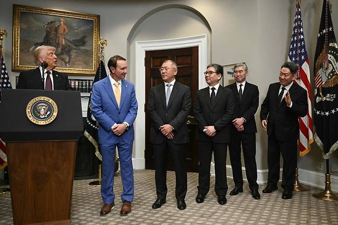 정의선 현대차그룹 회장이 3월 24일(현지 시간) 백악관 루스벨트룸에서 도널드 트럼프 미국 대통령이 지켜보는 가운데, 향후 4년 동안 210억 달러(약 30조8175억원) 규모의 대미 신규 투자 계획을 발표했다. 정 회장 옆에 장재훈 현대차 부회장, 성 김 현대차 사장, 서강현 현대제철 사장 모습. 사진=AFP·연합뉴스