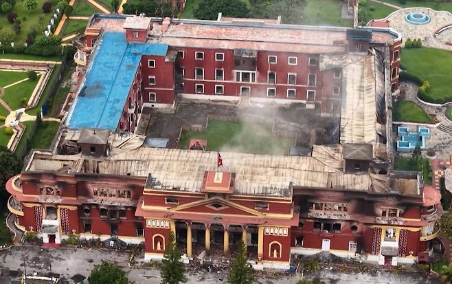 지난 10일(현지시간) 네팔 카트만두에 있는 대통령궁이 전날 시위대의 방화로 불탄 뒤 연기가 솟아오르고 있다. AFP연합뉴스