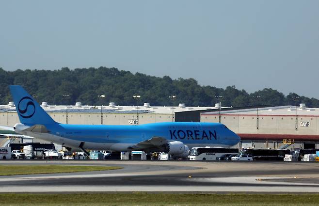 This photo shows a chartered Korean Air plane at Hartsfield-Jackson Atlanta International Airport in Atlanta, Georgia, as the South Korean workers released by US immigration authorities get onboard. (Yonhap)