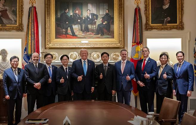U.S. President Donald Trump, fifth from left, poses for a photo with Korea’s delegation for tariff negotiations, including Minister of Economy and Finance Koo Yun-cheol, fifth from right, at the White House on Aug. 30. [SCREEN CAPTURE]