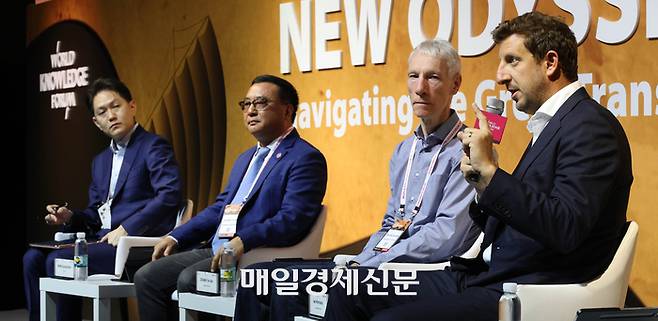 11일 세계지식포럼 ‘AI 패권경쟁: 국가전략, 혁신의 출발점’ 세션에서 잭 캐스 전 오픈AI 상업화전략 총괄이 발언하고 있다. 왼쪽부터 박경렬 카이스트 교수, 장야친 칭화대 인공지능산업연구원장, 이언 호록스 옥스퍼드대 교수, 잭 캐스. 이충우 기자