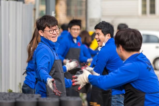 손석우 더진국 대표가 직원들과 연탄 나르기 봉사활동에 나서는 모습. <부자비즈>