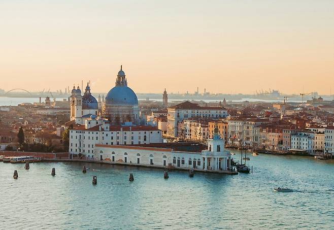 피노 컬렉션 푼타 델라 도가나의 전경. 좌측의 돔 건물은 살루테 성당. UNSPLASH