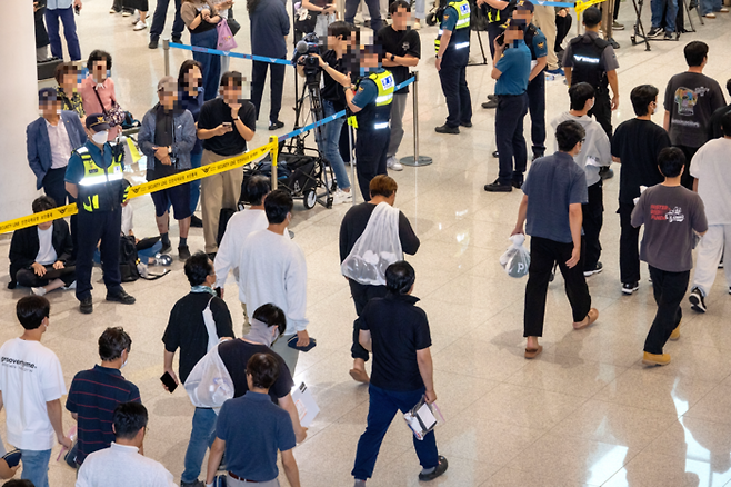 미국 조지아주 엘러벨의 현대자동차그룹-LG에너지솔루션 배터리 합작공장 건설현장에서 미국 이민 당국에 체포·구금됐다가 석방된 한국인 근로자들이 구금된지 8일 만인 9월12일 오후 인천국제공항을 통해 귀국하고 있다. [이승환 기자]