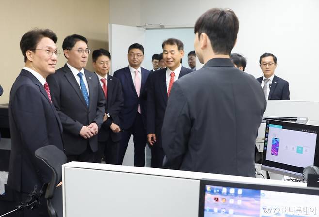 [서울=뉴시스] 김명원 기자 =김민석 국무총리가 8일 오전 서울 영등포구 KRX서울사옥에서 열린 자본시장 활성화를 위한 현장 간담회를 마친후 주가조작근절 합동대응단을 찾아 관계자들을 격려하고 있다. 2025.09.08. kmx1105@newsis.com /사진=김명원