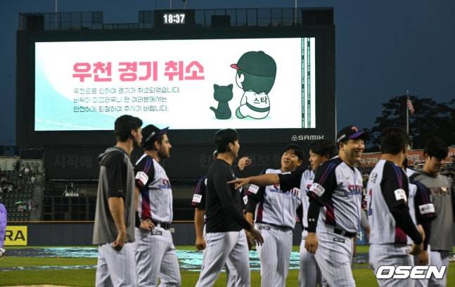 우천 경기 취소로 LG 선수단이 관중들에게 인사 후 그라운드를 빠져나가고 있다./사진=오센