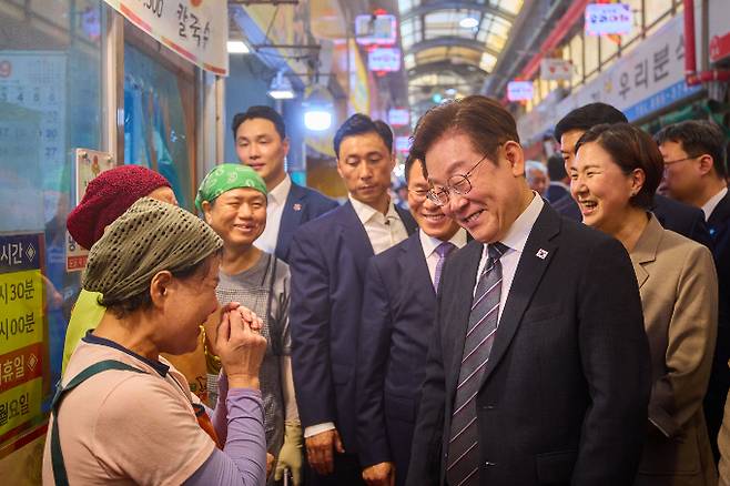 정부가 12일 오전 소득 상위 10%를 제외한 나머지에 10만원을 추가 지급하는 민생회복 소비쿠폰 2차 대상자 선정 기준을 발표한다. 사진은 지난 5일 인천 용현시장에서 민생회복 소비쿠폰 민심을 청취하며 상인과 인사하는 이재명 대통령. /사진=대통령실