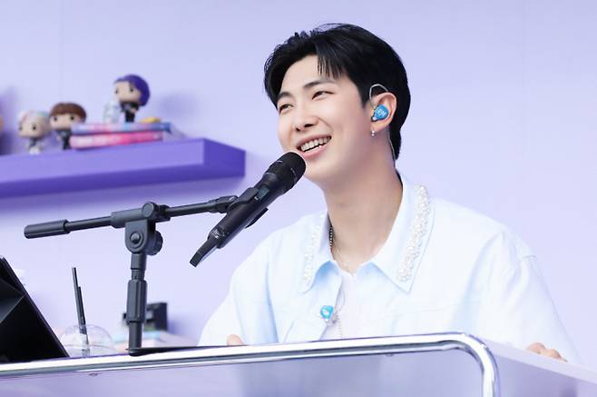 방탄소년단(BTS) RM이 12일 자신의 생일을 맞아 서울아산병원, 고려대학교의료원에 각각 1억원의 후원금을 전달했다. 사진은 2023년 6월17일 방탄소년단 리더 RM이 서울 여의도 한강공원에서 열린 'BTS 10th Anniversary FESTA @여의도(Yeouido)'의 프로그램 '오후 5시, 김남준입니다'를 진행하고 있는 모습. /사진=머니투데이(빅히트뮤직)