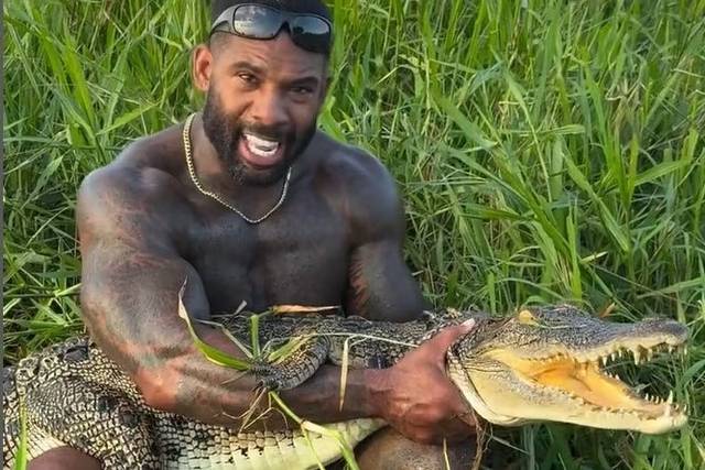 미국인 인플루언서 마이크 홀스턴이 호주 보호 동물인 바다악어를 붙잡아 제압한 모습. 호주 ABC 방송 홈페이지 캡처·연합뉴스