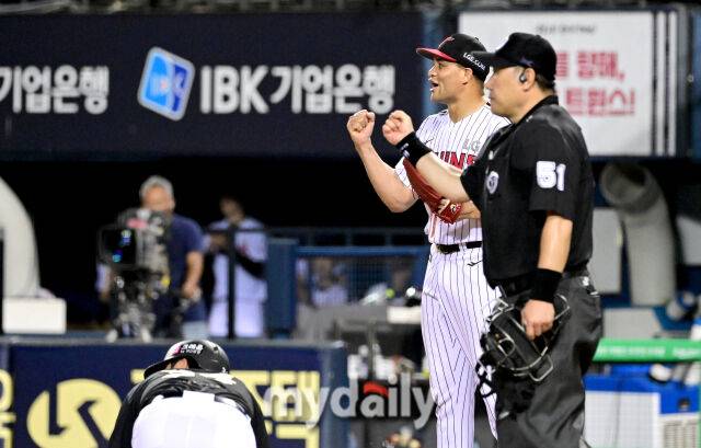 2025년 9월 11일 오후 서울 잠실구장에서 열린 '2025 신한 SOL뱅크 KBO 리그' KT 위즈와 LG 트윈스의 경기LG 선발투수 치리노스가 6회초 무사 1.3루서 KT 허경민의 3루 땅볼 때 1루 주자 안치영과 3루 주자 이호연이 아웃되자 기뻐하고 있다./잠실=유진형 기자