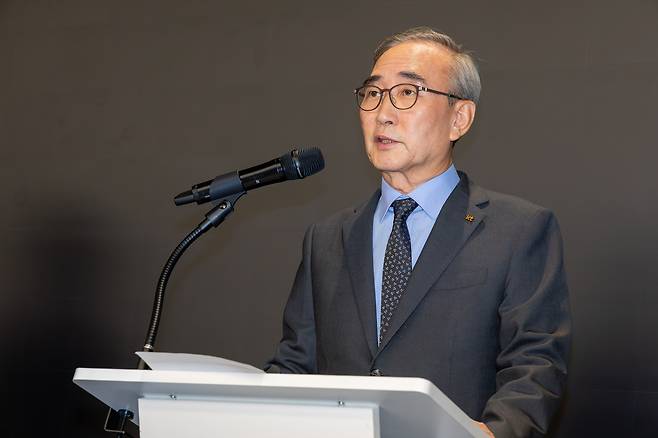 김영섭 KT 대표가 지난 11일 서울 종로구 KT 광화문빌딩 웨스트 사옥에서 가진  무단 소액 결제 피해 관련 기자간담회에서 고개 숙여 사과하고 있다. [KT 제공]