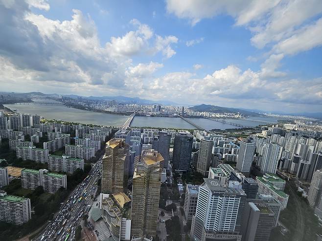 시그니엘 레지던스 중층(50층대, 북향)에서 바라본 전경. 시그니엘 레지던스는 남향보다 북향을 더 선호한다 . [서정은 기자]