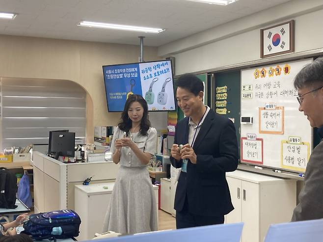 오세훈 서울시장이 12일 오전 서울 광진구 양남초등학교 1학년 1반 교실을 찾아 ‘초등안심벨’을 시연하고 있다.  손인규 기자