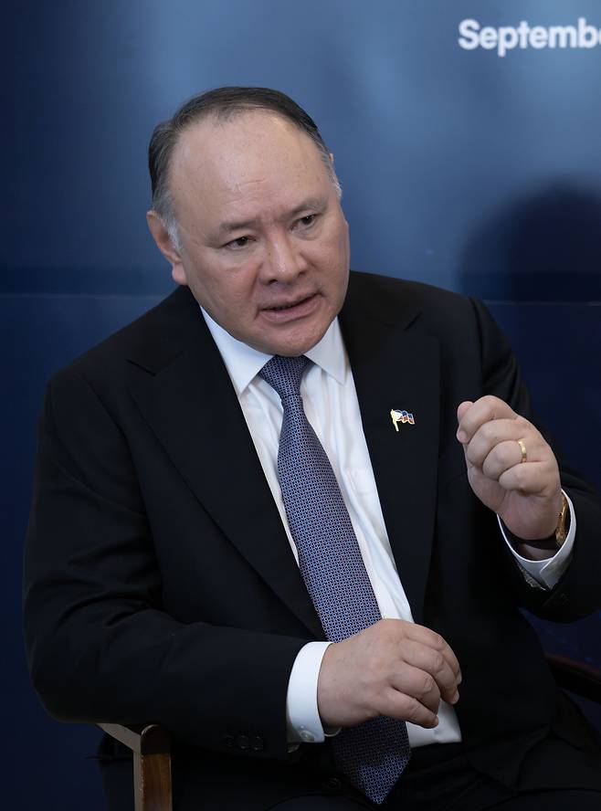 길베르토 테오도로(Gilberto C. Teodoro, Jr) 필리핀 국방부 장관이 9일 오후 서울 중구 롯데호텔에서 헤럴드경제·코리아헤럴드와 인터뷰를 하고 있다. 테오도로 장관은 무기 도입 시 핵심 고려사항으로 비용, 전략적 동맹, 공급망 신뢰성을 꼽았다.  임세준 기자