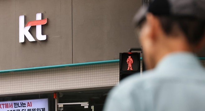 한 시민이 서울의 한 KT 판매점 앞을 지나고 있다. [연합]
