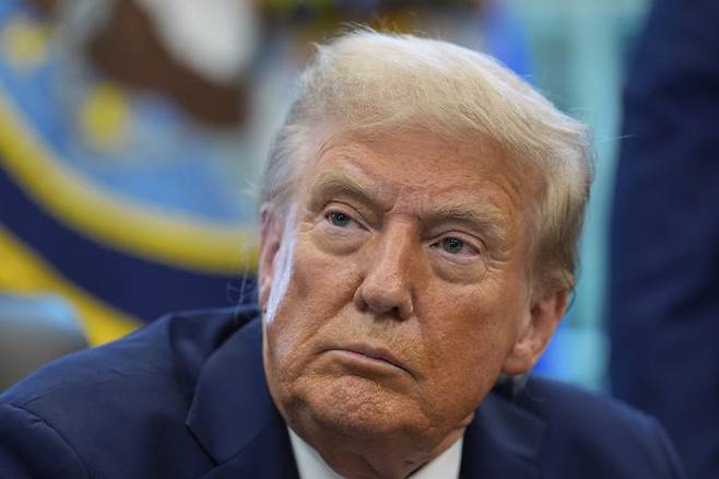 [워싱턴=AP/뉴시스]도널드 트럼프 미국 대통령이 5일(현지 시간) 워싱턴DC 백악관 집무실에서 행정명령에 서명한 뒤 발언하고 있다. 2025.09.06.