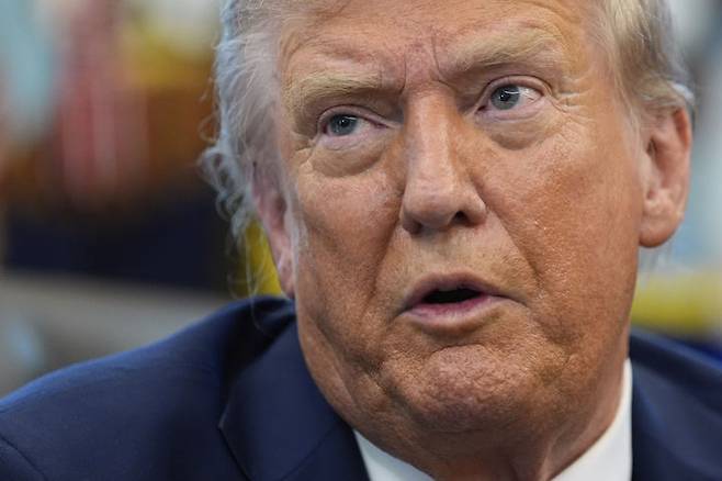 [워싱턴=AP/뉴시스] 11일(현지 시간) 파이낸셜타임스(FT)는 소식통을 인용해 G7 재무장관들이 12일 열리는 화상회의에서 미국의 이 같은 제안을 논의할 예정이라고 보도했다. 사진은 도널드 트럼프 미국 대통령. 2025.09.12.