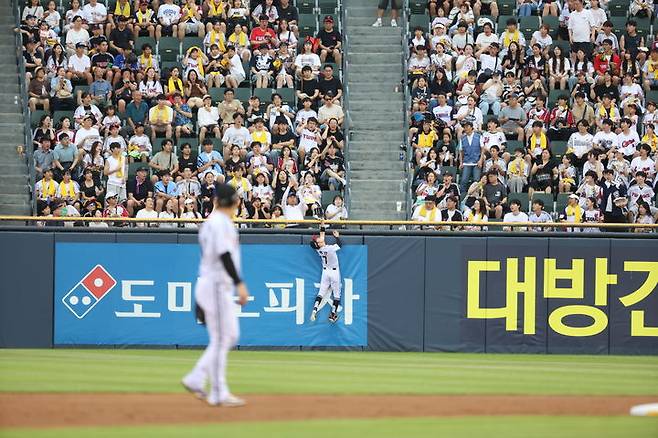 [서울=뉴시스] 프로야구 LG 트윈스의 박해민이 5일 2025 신한 쏠뱅크 KBO리그 두산 베어스와의 경기에 9번 타자 중견수로 선발 출전해 2회 김재환의 홈런성 타구를 몸을 날려 잡고 있다. 이날 호수비로 화제를 모은 박해민은 7일 잠실 두산전을 앞두고 해당 피자 브랜드에 피자 60판을 선물 받았다. (사진=LG 트윈스 제공) 2025.08.07. photo@newsis.com  *재판매 및 DB 금지