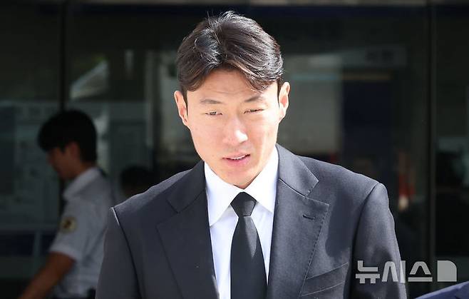[서울=뉴시스] 권창회 기자 = 축구선수 황의조가 지난 4일 오후 서울 서초구 서울중앙지방법원에서 열린 불법촬영 등 혐의 항소심 선고를 마치고 법원을 나서고 있다. 2025.09.04. kch0523@newsis.com