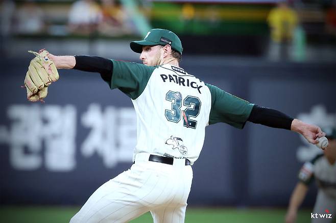 [서울=뉴시스] 프로야구 KT 위즈 패트릭 머피가 29일 수원 KT위즈파크에서 열린 2025 신한 쏠뱅크 KBO리그 KIA 타이거즈와의 경기에 선발 등판해 공을 던지고 있다. (사진=KT 위즈 제공) 2025.08.29. *재판매 및 DB 금지