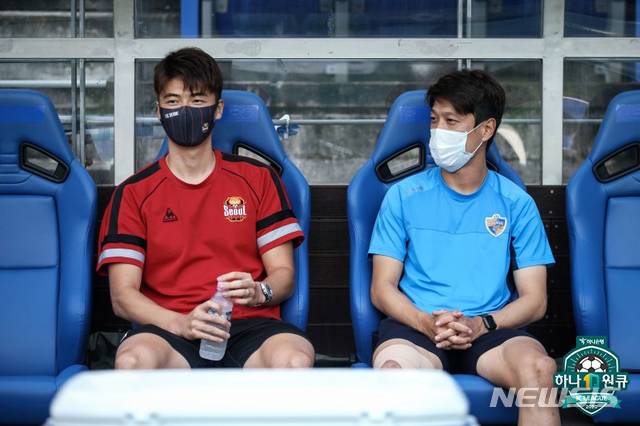 [서울=뉴시스]30일 울산문수축구경기장에서 열린 울산현대축구단 vs FC서울 경기에서 서울 기성용과 울산 이청용이 대화를 하고 있다. (사진=한국프로축구연맹 제공) 2020.08.31. photo@newsis.com