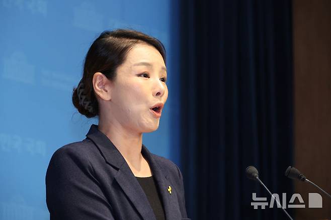 [서울=뉴시스] 김금보 기자 = 강미정 조국혁신당 대변인이 지난 4일 서울 여의도 국회 소통관에서 당내 성비위 의혹과 관련한 탈당 기자회견을 하고 있다. 2025.09.04. kgb@newsis.com