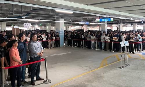 12일 오후 귀국 근로자 기다리는 가족과 친지들 [연합뉴스]