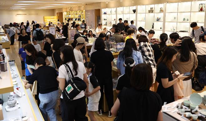 최근 '케이팝 데몬 헌터스' 등 K-콘텐츠의 흥행과 여름방학 극성수기가 맞물리며 국립중앙박물관을 찾는 관람객이 크게 증가한 가운데 11일 오전 서울 용산구 국립중앙박물관 공식 굿즈 매장 '뮷즈샵'이 관람객들로 북적이고 있다. 류영주 기자