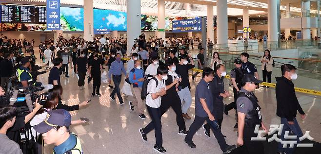 미국 이민 당국에 체포·구금됐다가 석방된 한국인 근로자들이 12일 오후 인천국제공항을 통해 귀국하고 있다. 풀려난 한국인들은 지난 4일 미국 조지아주 엘러벨의 현대차그룹-LG에너지솔루션 배터리 합작공장 건설 현장에서 체포·구금된 지 8일 만에 고국 땅을 밟게 됐다. 인천공항=황진환 기자