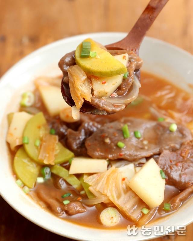 얼큰한 국물에 쫄깃한 수제비, 포슬한 감자, 뭉근한 호박까지. 허한 속이 따뜻해진다.