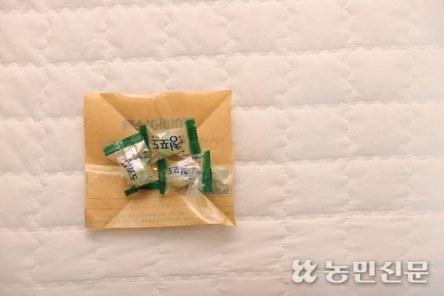 고독사한 김모씨의 침대 위에 가지런히 놓인 청포도 사탕 세 알. 김원철 프리랜서 사진기자