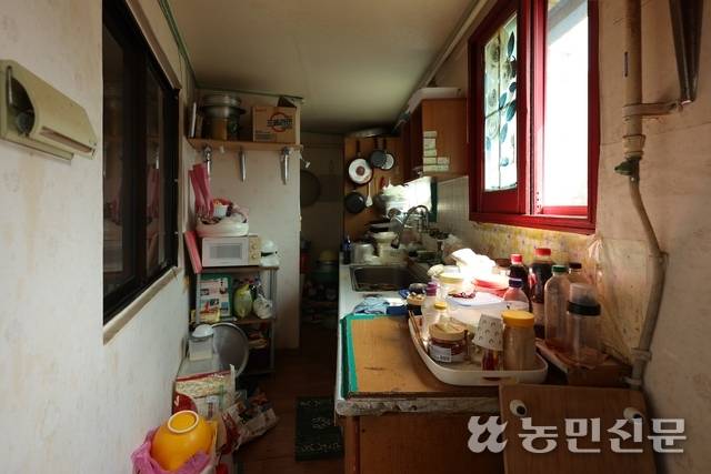 주인을 잃고 적막함만 감도는 부엌. 생활의 흔적이 여실히 남아 있다. 김원철 프리랜서 사진기자