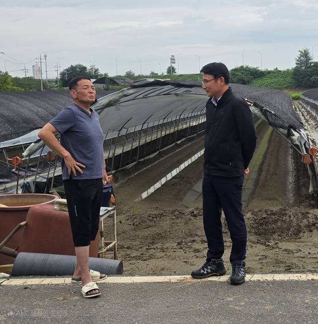 심민섭 농협경제지주 마트사업본부장(오른쪽)이 전북 완주지역 호우 피해를 본 감자농가를 찾아 애로사항을 청취하고 있다. 농협경제지주