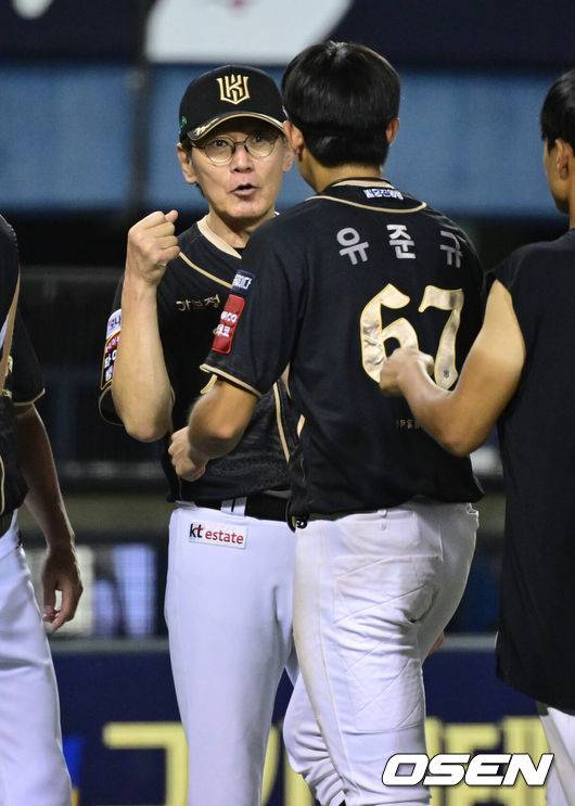 [OSEN=잠실, 조은정 기자]KT가 1위 LG의 80승 선착을 저지하고 4위 자리를 지켰다.&nbsp;프로야구 KT 위즈는 11일 서울 잠실구장에서 열린 2025 신한 SOL뱅크 KBO리그 LG 트윈스와의 시즌 13차전에서 6-4 역전승을 거뒀다.&nbsp;KT 이강철 감독이 유준규와 승리를 기뻐하고 있다. 2025.09.11 /cej@osen.co.kr