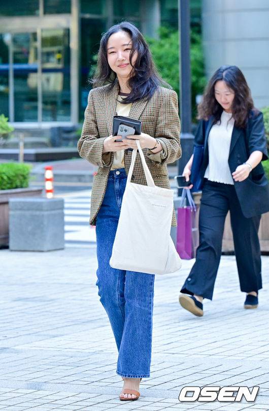 [OSEN=박준형 기자]  11일 서울중앙지방법원 형사31부가 하이브가 민희진 전 어도어 대표를 상대로 제기한 주주간계약 해지 확인 소송과, 민희진 전 대표가 하이브를 상대로 낸 풋옵션 관련 주식매매대금 청구 소송의 마지막 변론기일을 진행했다.재판부는 하이브 측 증인 신문과 구두 변론을 마친 뒤 선고기일을 정할 예정이다. 앞서 지난 6월 열린 3차 변론에서 하이브는 민희진 전 대표가 뉴진스 멤버 부모들을 회유하고 세세한 지시를 내리며 입장을 조율했다고 주장하며, 이는 ‘뉴진스 빼가기’ 계획의 일환으로 주주간계약 위반에 해당한다고 강조했다.민 전 대표는 지난해 4월부터 하이브와 법적 갈등을 이어오고 있으며, 하이브는 경영권 탈취와 배임 의혹 등을 이유로 감사에 착수했다. 반면 민 전 대표는 뉴진스 콘셉트 표절 문제가 갈등의 핵심이라고 맞서며 양측의 대립이 심화됐다.민희진 전 대표가 출석하고 있다. 2025.09.11 / soul1014@osen.co.kr