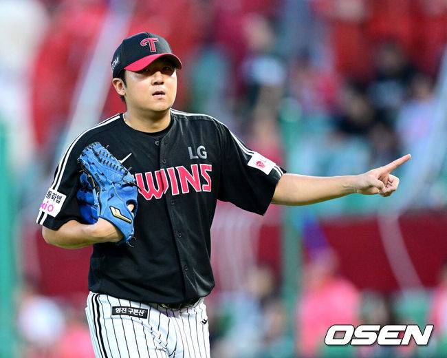 [OSEN=인천, 최규한 기자] 16일 인천 SSG랜더스필드에서 ‘2025 신한 SOL Bank KBO리그’ SSG 랜더스와 LG 트윈스의 경기가 열렸다.홈팀 SSG는 김건우, 방문팀 LG는 송승기를 선발로 내세웠다.4회말 SSG 공격을 실점없이 막아낸 LG 선발 송승기가 더그아웃으로 향하며 포수 박동원에게 제스처를 보내고 있다. 2025.08.16 / dreamer@osen.co.kr